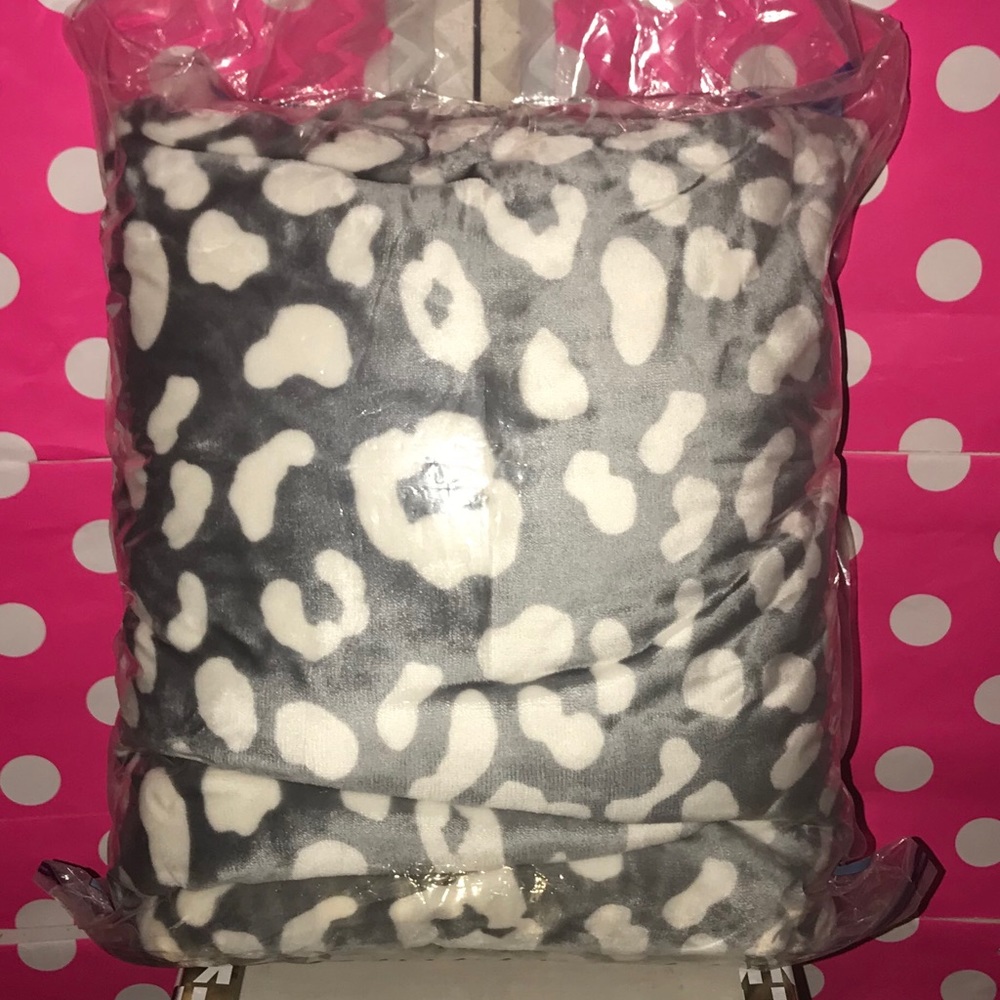 Very Rare Victoria Secret Pink Snow Leopard Sherpa